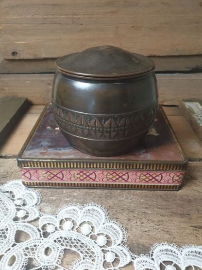 Oude koperen tabakspot