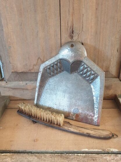 Oud tafelvegertje met blik