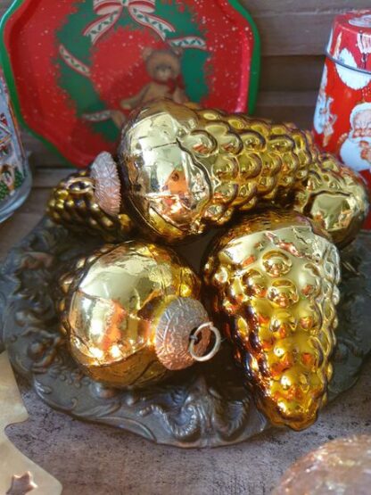 Goudkleurige dennenappels heksenbal kerst