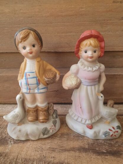 Vintage stenen beeldjes jongen en meisje