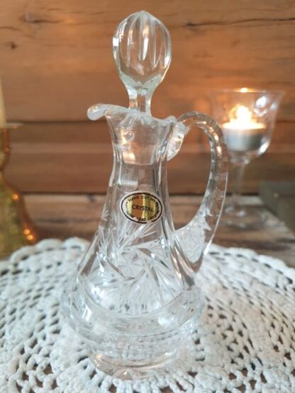 Oud kristallen karafje met oor