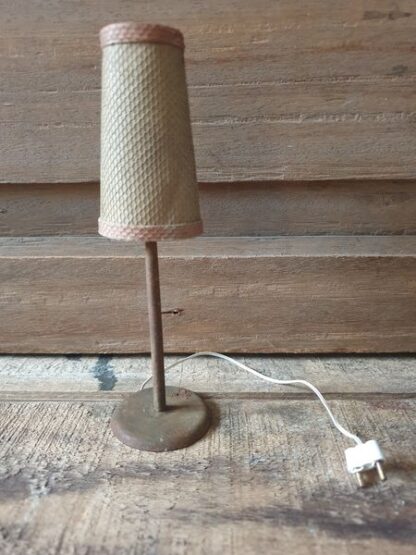 Oude staande lamp poppenhuis