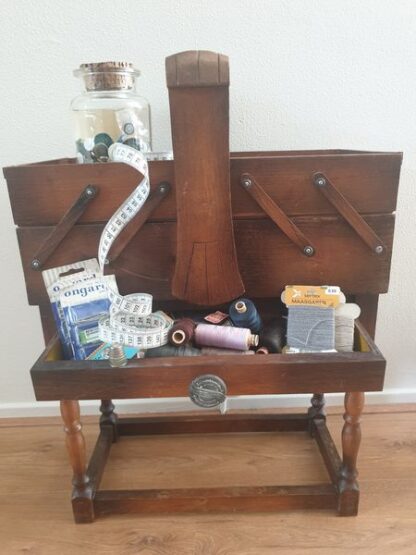 Oude houten naaikist - Afbeelding 2