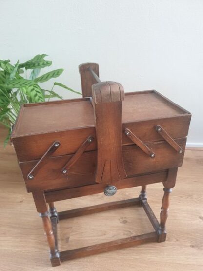 Oude houten naaikist