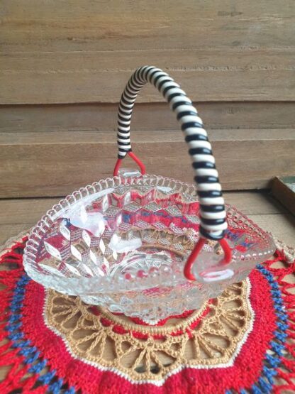 Vintage bonbonschaal met hengsel zwart wit rood