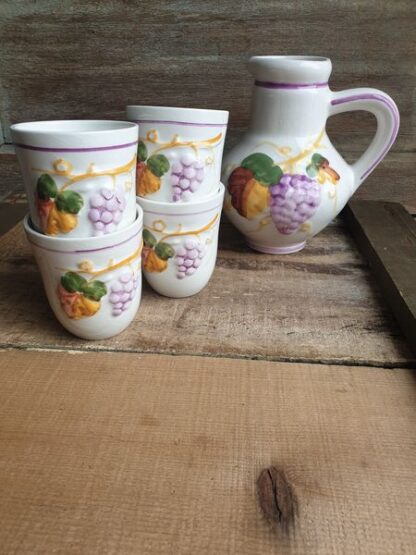 Vintage kan en kopjes keramiek druiven