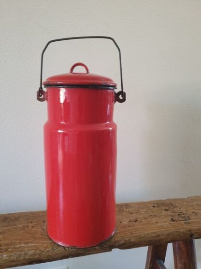 Oude emaille melkbus rood