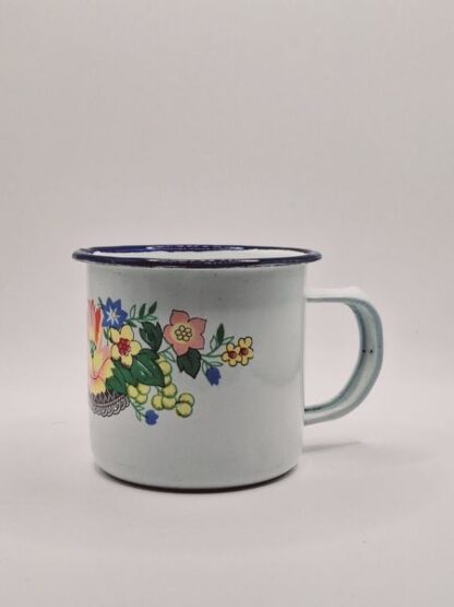 Oud emaille mokje met bloemen motief