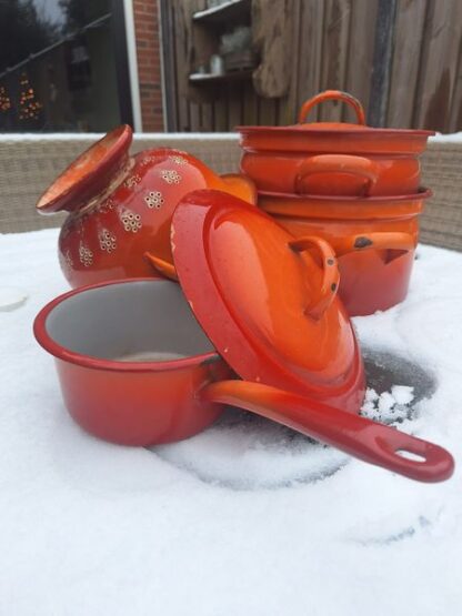 Set oude emaille pannen vergiet oranje