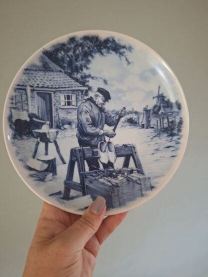Vintage Delfts blauw wandbord klompenmaker