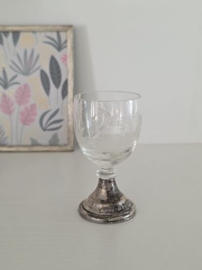 Vintage borrelglaasje met verzilverde voet