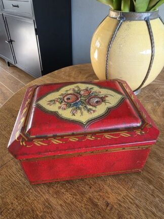 Vintage rood blik met bloemen
