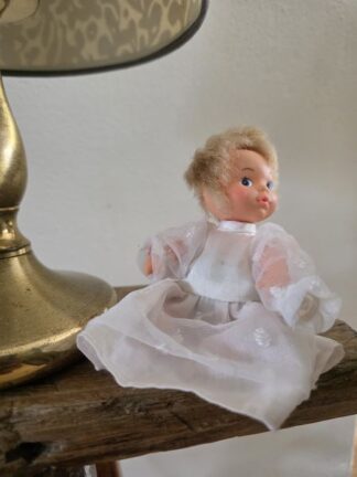 Vintage klein popje wit jurkje