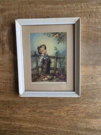 Vintage prent jongetje bij appelboom