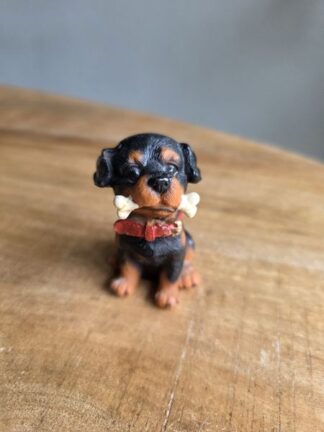 Vintage miniatuurbeeldje rottweiler hond