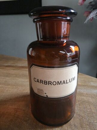 Vintage apothekersfles met etiket