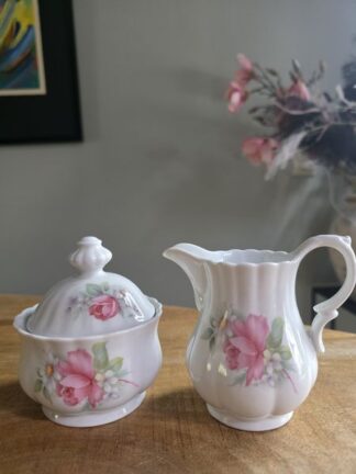 Vintage melkkannetje en suikerpot